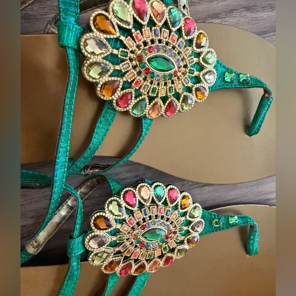 Nine West Emerald Green & Gold Colorful Jeweled Sandals! Like New! 9.5! - Picture 2 of 8